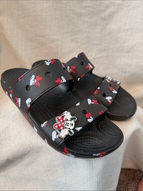 CROCS Ladies Minnie Mouse Slide Sandals with Red Minnie Enamel Pins Sz 8W 6M
